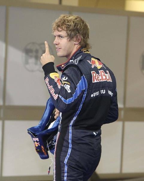 Sebastian Vettel zeigt die Richtung: Bis 2014 bleibt er bei Red Bull. Foto: L. Gorys/Auto-Reporter.NET